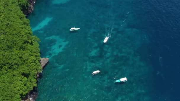 Küsten Und Fischerboote Als Hintergrund Von Oben Türkisfarbener Wasserhintergrund Aus — Stockvideo