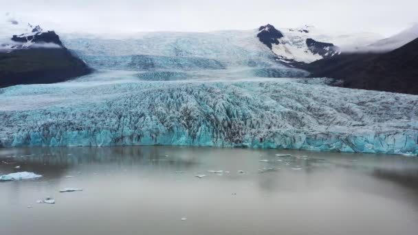 アイスランド 氷河の空中ビュー 当時のアイスランドの風景 アイスランドの有名な場所 ドローンからの風景 旅行ビデオ — ストック動画