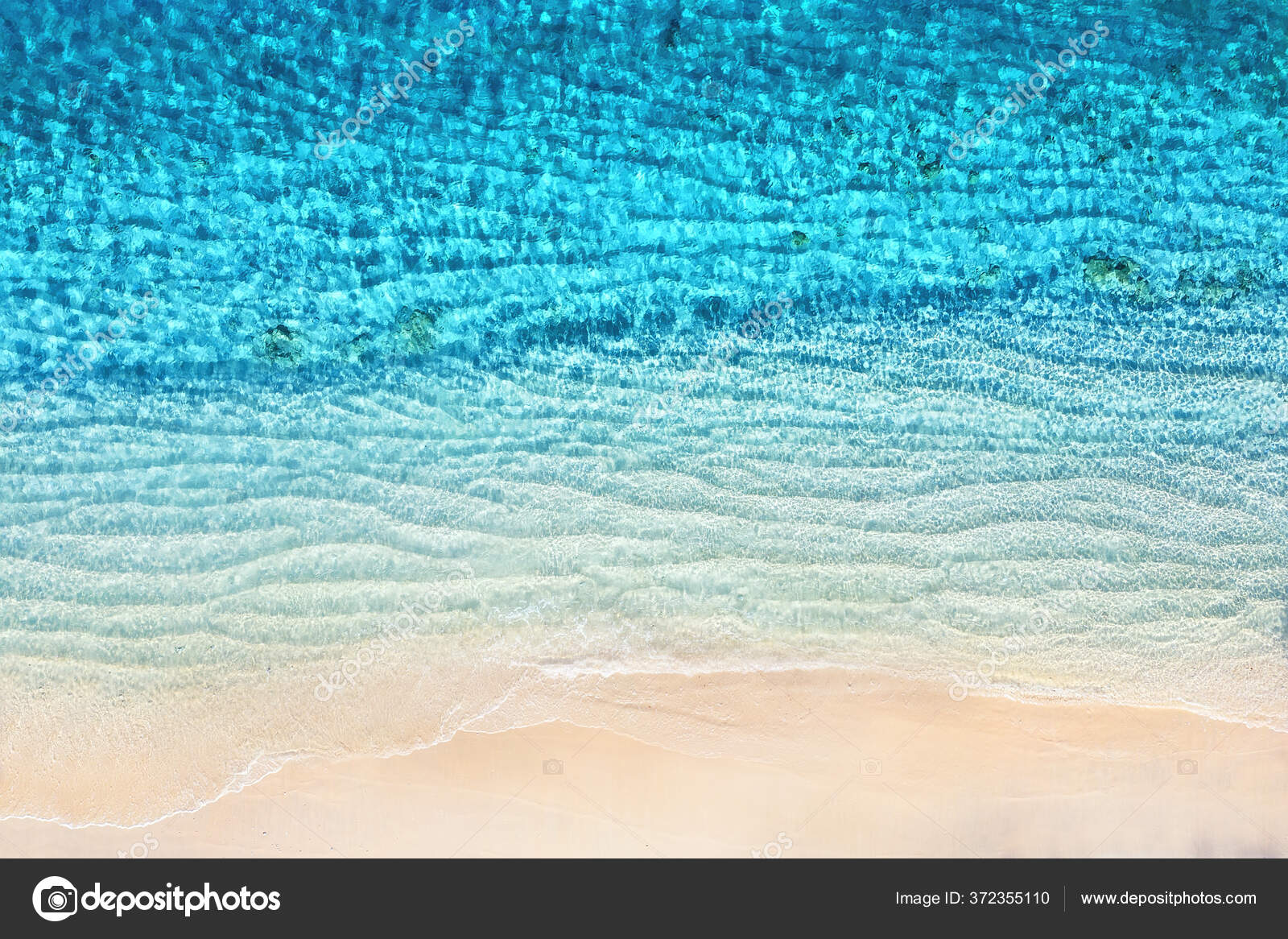 从顶部看海岸作为背景从顶部看蓝色的水背景夏天空中的海景 图库照片 C Biletskiy E
