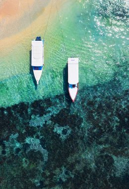 Sahilde tekneler var. İnsansız hava aracının su kaynağı. Havadan gelen yaz deniz manzarası. Bali, Endonezya. Seyahat - resim