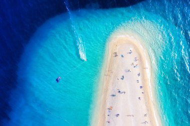 Hırvatistan, Hvar adası. Kumsalda hava manzarası ve rüzgar sörfçüsü. Havadan kumsal ve deniz. Hırvatistan 'da ünlü bir yer. Drone 'dan yaz deniz manzarası. Seyahat - resim