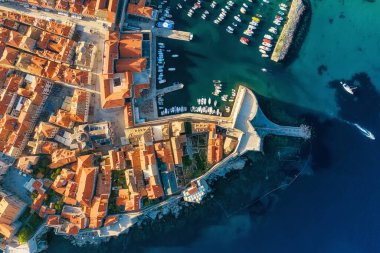 Dubrovnik, Hırvatistan. Eski kasabanın hava manzarası. Tatil ve macera. Kasaba ve deniz. Eski şatonun ve mavi denizin üzerindeki drone 'un üst görüntüsü. Seyahat - resim