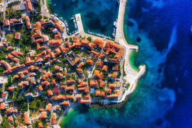 Dubrovnik, Hırvatistan. Eski kasabanın hava manzarası. Tatil ve macera. Kasaba ve deniz. Eski şato ve gök mavisi denizdeki İHA 'nın üst görüntüsü. Seyahat - resim