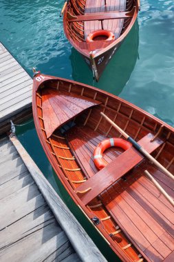 Gölde kayıklar ve can simidi var. İtalya, Dolomites Alpleri 'nde Lago di Braers Gölü. Arka plan olarak güzel bir kompozisyon. Seyahat - resim