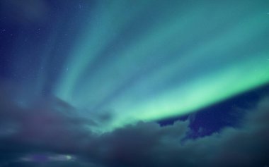 Aurora Borealis, Senja Adaları, Norveç. Yıldızlar, hareket eden bulutlar ve kuzey ışığı. Gece manzarası. Doğal arka plan. Seyahat - resim