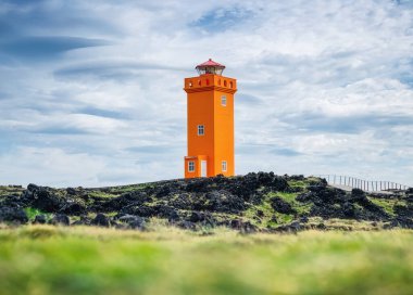 İzlanda 'nın deniz kıyısındaki deniz feneri. Yaz mevsiminde İzlanda manzarası. Ünlü bir yer. İzlanda seyahati - resim