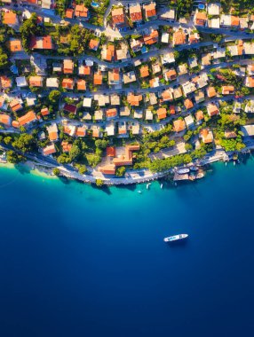 Dubrovnik, Hırvatistan. Kasabadaki hava manzarası. Tatil ve macera. Denize yakın bir kasaba. İHA 'nın evlerdeki ve gök mavisi denizdeki görüntüsü. Seyahat - resim