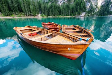 Lago di Braers Gölü, Dolomite Alpleri, İtalya. Göldeki tekneler. Dolomite Alpleri, İtalya 'da manzara. Pragser Wildsee - Görüntü