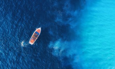 Hırvat deniz manzaralı tekne. Deniz yüzeyindeki yatlar. Güneşli bir günde mavi Adriyatik Denizi 'nde yüzen lüks bir teknenin havadan görünüşü. Seyahat - resim
