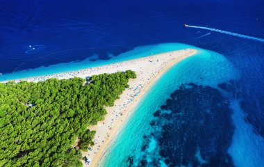 Hırvatistan, Hvar Adası, Bol. Zlatni Rat 'te panoramik hava manzarası. Havadan kumsal ve deniz. Hırvatistan 'da ünlü bir yer. Drone 'dan yaz deniz manzarası. Seyahat - resim