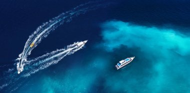 Endonezya, Bali 'de hızlı tekneler. Güneşli bir günde mavi denizde sürat teknelerinin hava görüntüsü. Havadan deniz manzarası. İHA 'nın üst görüntüsü. Seyahat - resim