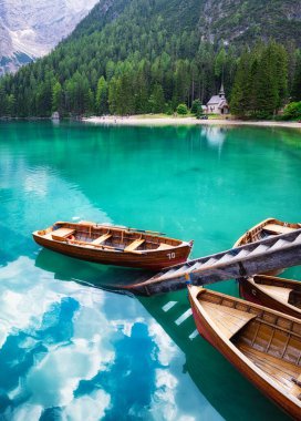 Lago di Braers Gölü, Dolomite Alpleri, İtalya. Göldeki tekneler. Dolomite Alpleri, İtalya 'da manzara. Pragser Wildsee - Görüntü
