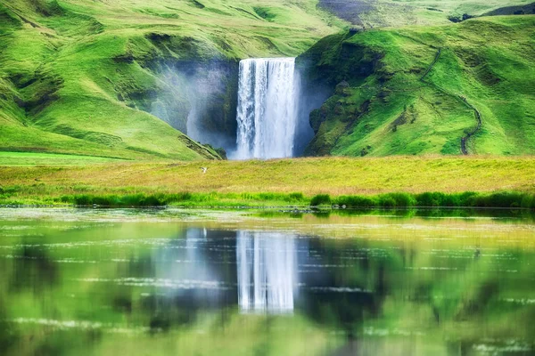 Cachoeira Skogafoss Reflexão Sobre Lago Fundo Iceládico Natural Viajando Islândia — Fotografia de Stock