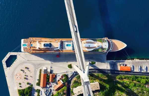 Pemandangan Udara Kapal Pesiar Dan Jembatan Pelabuhan Petualangan Dan Perjalanan — Stok Foto