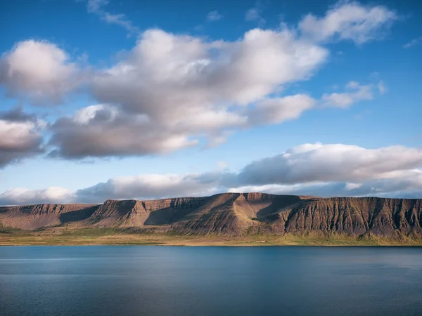 Góry Ocean Islandii Wysokie Skały Chmury Ciągu Dnia Naturalny Krajobraz — Zdjęcie stockowe