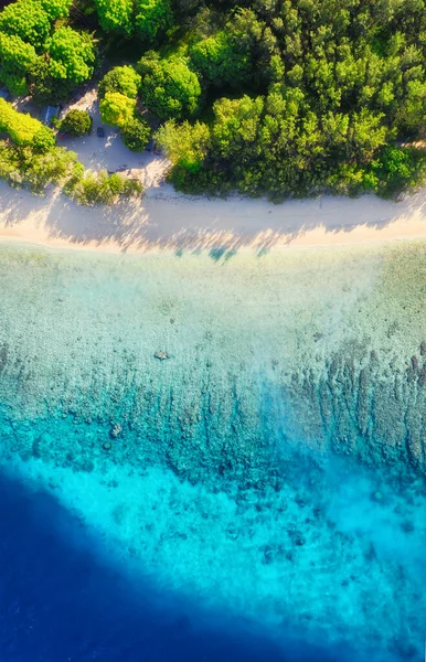 空気からの背景としてのビーチや海 上から見たAzure水の背景 無人機からの夏の海景 インドネシアのジリ メノ島 — ストック写真