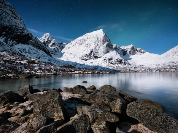 Berg Och Reflektioner Över Vatten Natten Vinterlandskap Himlen Med Stjärnor — Stockfoto