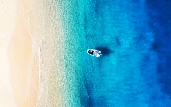 Barco Costa Partir Vista Superior Fundo Água Azul Turquesa Drone — Fotografia de Stock