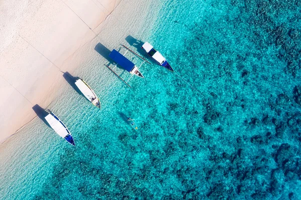 Perahu Permukaan Air Dari Pandangan Atas Latar Belakang Air Azure — Stok Foto