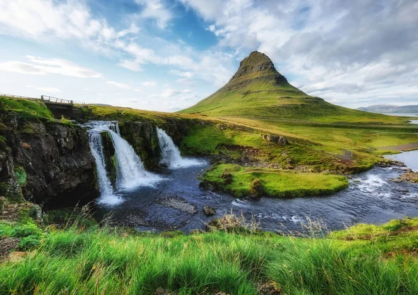 Kirkjufell Berg Och Vattenfall Island Naturlandskap Sommaren Gräs Och Flod — Stockfoto