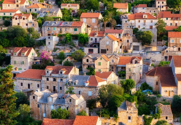 Kroatië Ols Stad Straat Bomen Als Achtergrond Huizen Berg Heuvel — Stockfoto