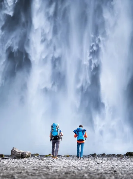 Pár Poutníků Podívá Skogafossův Vodopád Cestovní Aktivní Životní Koncept Týmem — Stock fotografie
