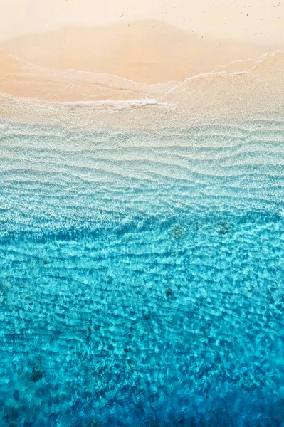 바다와 해변은 공기를 바탕으로 것이다 위에서 부터의 환경적 드론에서 여름용 — 스톡 사진