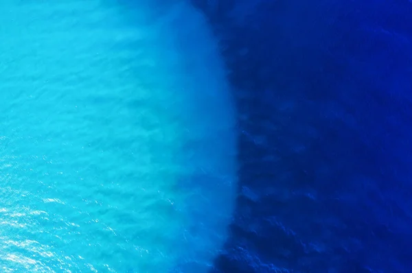 水底的空中景观 蓝绿色和蓝色的空气中的水 海面上的波浪 水的背景 — 图库照片