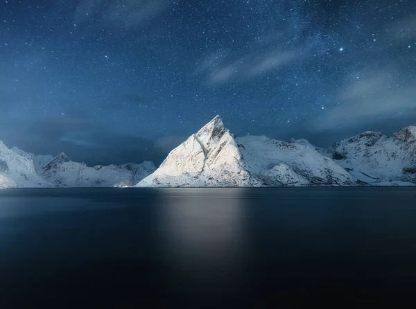 Montanhas Reflexões Sobre Água Noite Paisagem Inverno Céu Com Estrelas — Fotografia de Stock