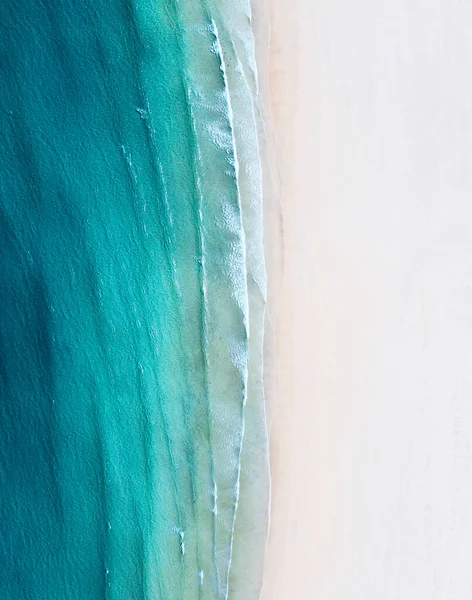 Island Flygfoto Kustlinjen Och Vinka Stranden Och Havet Från Luften — Stockfoto