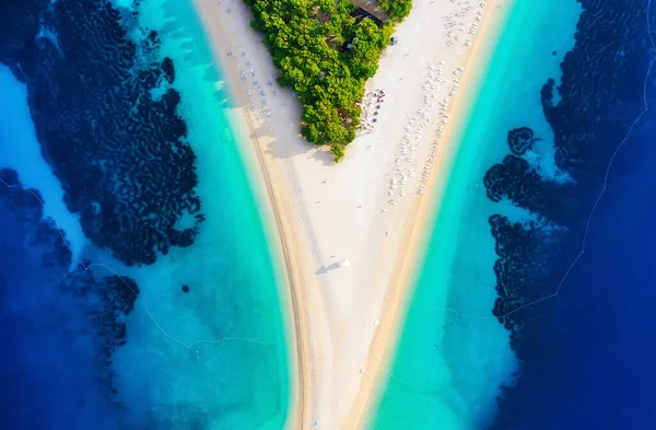 克罗地亚 Hvar岛 Bol镇Zlatni Rat海滩的空中风景 在克罗地亚很有名的地方夏天的海景来自无人驾驶飞机 — 图库照片