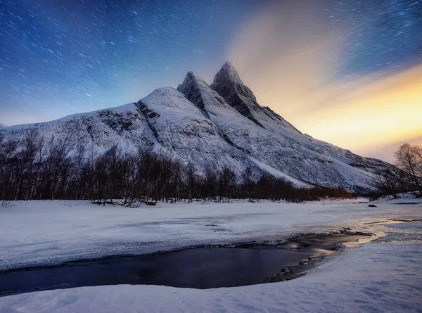 Dağlar Yıldızlı Gece Gökyüzü Senja Adaları Norveç Gece Gökyüzü Olan — Stok fotoğraf