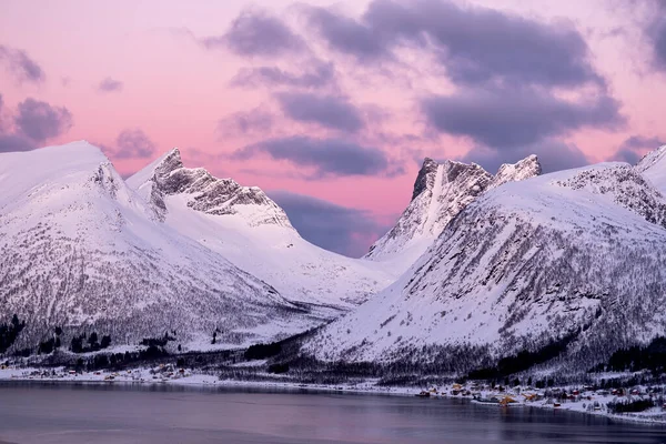 Bergen Lucht Bij Zonsondergang Senja Eiland Noorwegen Wolken Aan Hemel — Stockfoto