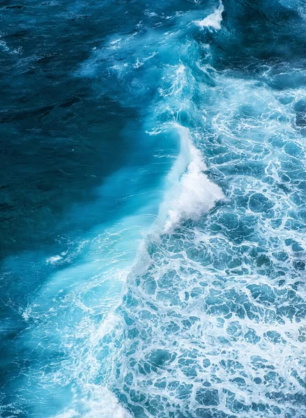 Vlny Modrá Voda Jako Pozadí Pohled Vysoké Skály Hladině Oceánu — Stock fotografie