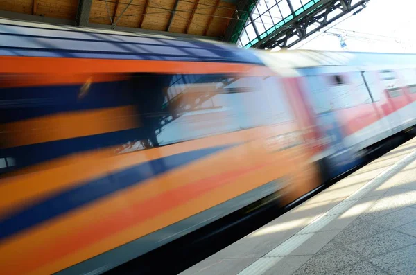 Tåget passerar järnvägsstationen — Stockfoto