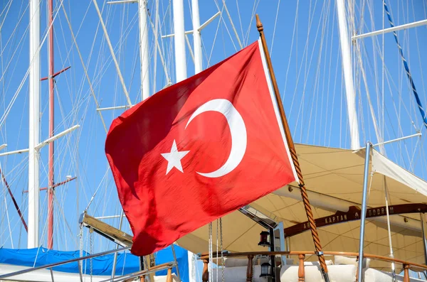 Gemide bulunan Türk bayrağı