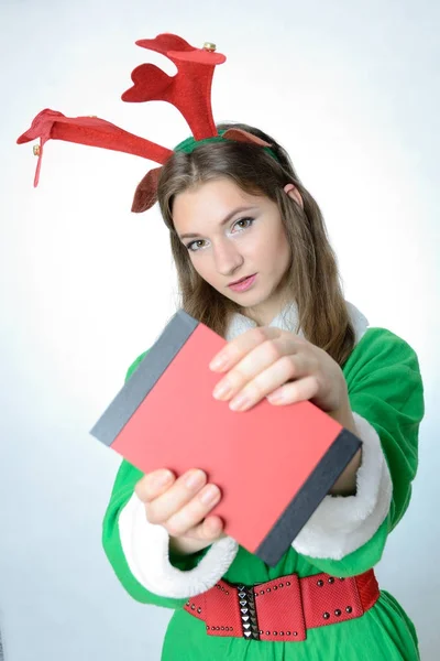 Meisje in Kerstmis kostuum — Stockfoto