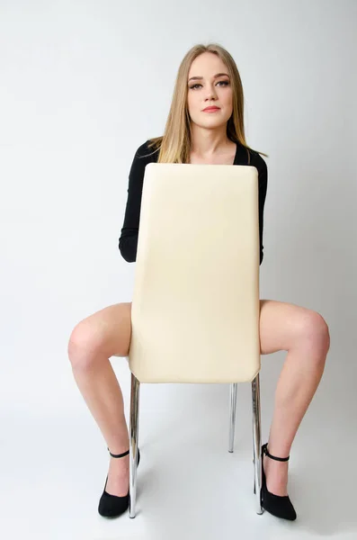 Kız koltuğa oturur — Stok fotoğraf