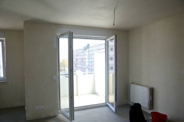 Yeni dairenin içinde.