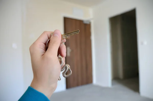 Hand met sleutel in nieuw appartement Rechtenvrije Stockafbeeldingen