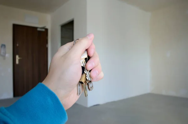 Hand met sleutel in nieuw appartement Rechtenvrije Stockafbeeldingen