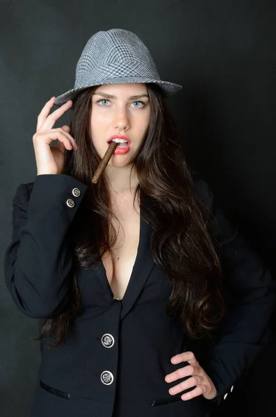 Vrouw met hoed en sigaar — Stockfoto