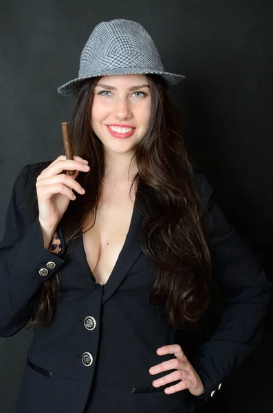 Chica feliz con sombrero y cigarro —  Fotos de Stock