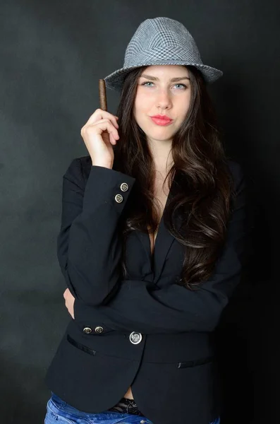 Feminino com chapéu e charuto — Fotografia de Stock