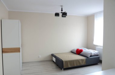 Wroclaw, Polonya 'da basit mobilyaları olan yeni bir daire. 31 metrekare alana sahip stüdyo tipi daire.