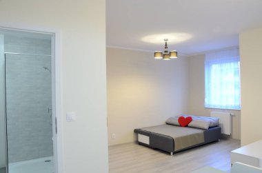 Wroclaw, Polonya 'da basit mobilyaları olan yeni bir daire. 31 metrekare alana sahip stüdyo tipi daire.