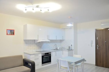 Wroclaw, Polonya 'da beyaz mutfağı olan yeni bir daire. 31 metrekare alana sahip stüdyo tipi daire.