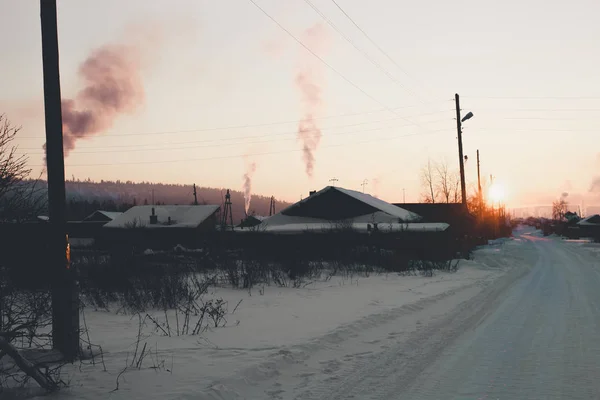 Wioska Syberyjska Zimą Zachodzie Słońca — Zdjęcie stockowe