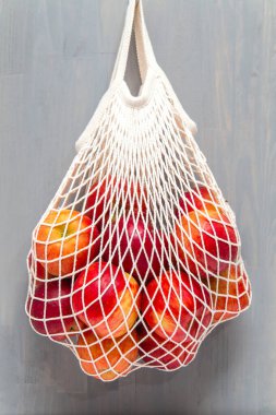 Pamuk bir çantada kırmızı elmalar