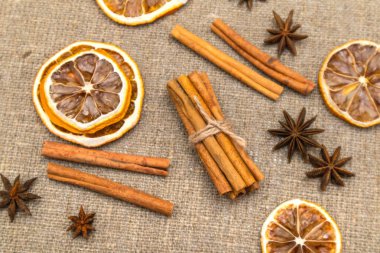 Sıcak şarap ve tarçınlı anason için malzemeler.